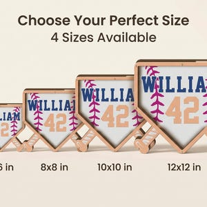 Puede incluir: Cuatro letreros con tem&aacute;tica de b&eacute;isbol en varios tama&ntilde;os, cada uno con un dise&ntilde;o de plato de home. Los letreros muestran el nombre "WILLIAM" en azul marino, el n&uacute;mero "42" en melocot&oacute;n y costuras de b&eacute;isbol. Tama&ntilde;os de 15x15 cm a 30x30 cm.