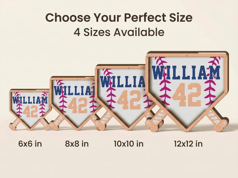 Puede incluir: Cuatro letreros con tem&aacute;tica de b&eacute;isbol en varios tama&ntilde;os, cada uno con un dise&ntilde;o de plato de home. Los letreros muestran el nombre "WILLIAM" en azul marino, el n&uacute;mero "42" en melocot&oacute;n y costuras de b&eacute;isbol. Tama&ntilde;os de 15x15 cm a 30x30 cm.