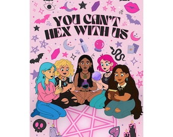 Puede incluir: Un póster rosa con la frase "YOU CAN'T HEX WITH US" e ilustraciones de cinco mujeres, estrellas, lunas, murciélagos y símbolos místicos. Las mujeres tienen diferentes peinados y sostienen objetos mágicos.