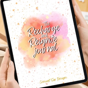 Könnte beinhalten: Ein digitales Tablet zeigt ein Aquarelldesign mit dem Text "The Recharge and Reignite Journal" und den Worten "Crescent Sun Designs" am unteren Rand.