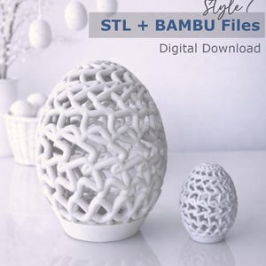 Könnte beinhalten: Zwei weiße, 3D-gedruckte eiförmige Objekte mit einem komplexen Gittermuster. Der Text lautet: Style 7, STL + BAMBU Files, Digital Download, private use only. Commercial license available on patreon.com/miishellydesign.