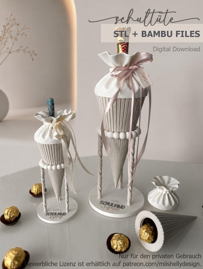 K&ouml;nnte beinhalten: Zwei kegelf&ouml;rmige Geschenkbeh&auml;lter mit gerippter Textur, wei&szlig;en Stoffoberteilen mit Schleifen und runden Sockeln mit der Aufschrift 2025 SCHULKIND. Ein Beh&auml;lter ist gr&ouml;&szlig;er als der andere. Mehrere goldverpackte S&uuml;&szlig;igkeiten liegen verstreut.