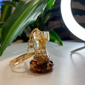 Handmade chess piece castle keychain / rook keyring - various colour available - customisable - resin, gifts for her and him, couple gifts