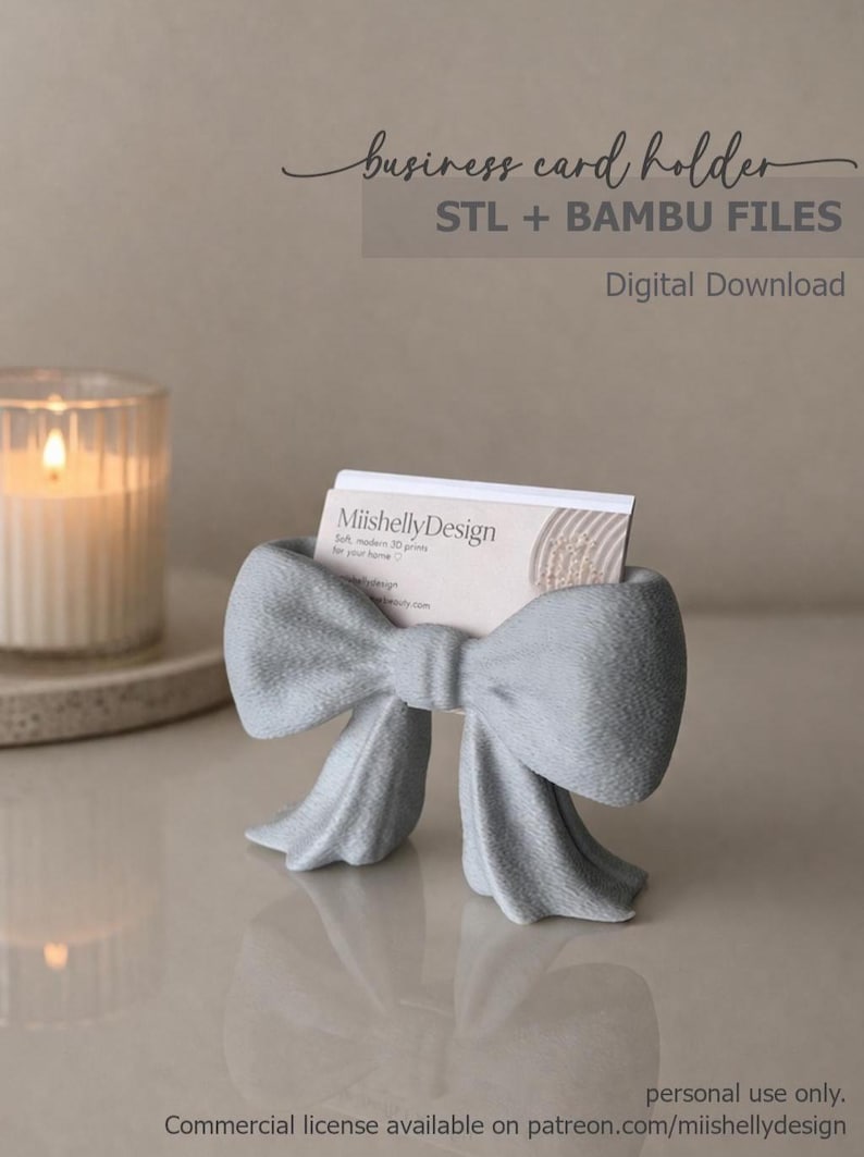 Puede incluir: Un tarjetero de visita gris claro impreso en 3D con forma de lazo. El soporte contiene una tarjeta de visita blanca con el texto MiishellyDesign. La imagen incluye el texto business card holder STL + BAMBU FILES Digital Download.