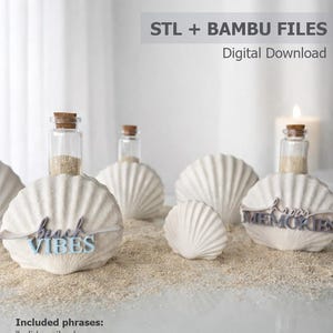 Może przedstawiać: Kolekcja dekoracyjnych muszli z szklanymi butelkami i korkami wypełnionymi piaskiem. Muszle mają dołączone frazy "beach vibes" i "happy memories". Scena jest ustawiona na piaszczystej powierzchni.