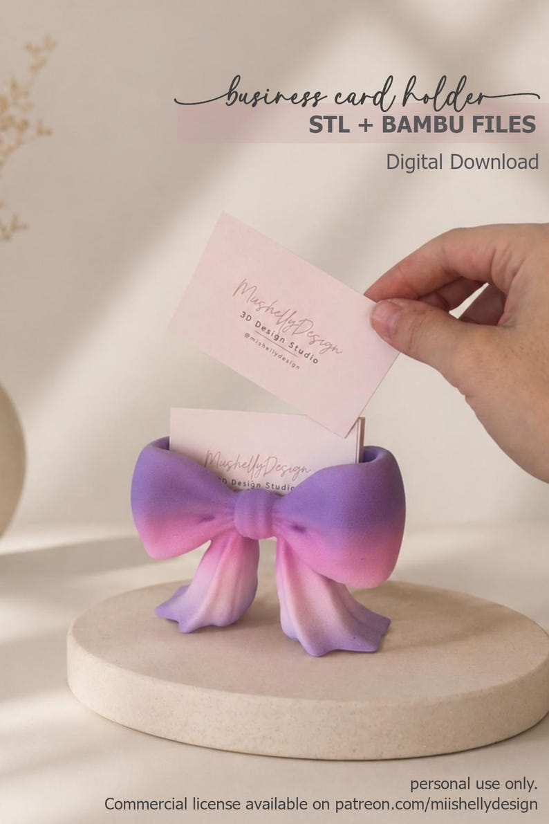 Puede incluir: Un tarjetero impreso en 3D con forma de lazo y acabado en degradado morado y rosa. El soporte contiene tarjetas de visita de color rosa claro con el texto Mushelly Design 3D Design Studio. El texto dice business card holder STL + BAMBU FILES.