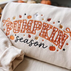 Sudadera bordada de temporada de calabazas, sudadera de cuello redondo con apliques de cuadros para otoño, sudadera cómoda de cuello redondo para otoño, regalo de suéter cómodo de otoño, regalo de Acción de Gracias