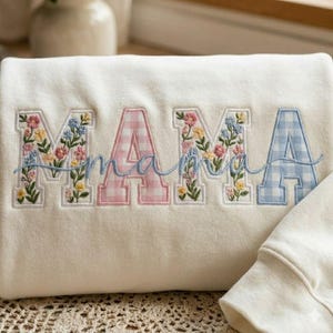 Retro blommig Mama broderad tröja, Preppy Mama rund hals, Grandmillennial, ginghamapplikationströja, kokett boho blommig skjorta