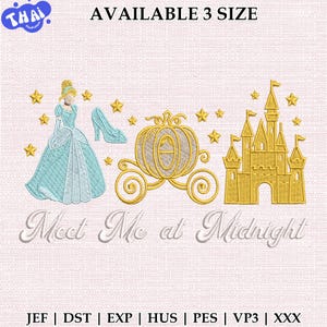 Peut inclure: Une broderie représentant une princesse en robe bleue, un chausson de verre, un carrosse doré et un château. Le texte "Meet Me at Midnight" est en dessous. Le motif est entouré d'étoiles dorées.