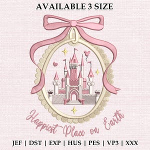 Puede incluir: Diseño bordado de un castillo rosa dentro de un marco ovalado crema, adornado con un lazo rosa. El texto "Happiest Place on Earth" está debajo. El fondo es de tela rosa. Disponible en 3 tamaños.
