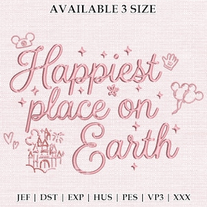 Puede incluir: Diseño bordado en rosa con la frase "Happiest place on Earth" en cursiva, adornado con estrellas, un castillo y orejas de Mickey Mouse. El texto "AVAILABLE 3 SIZE" se encuentra en la parte superior.
