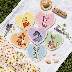 Gestickter Bär und Freunde Aufnäher zum Aufbügeln, Magisches Land Herzform Patches, Süßer Pastell Patch, Aufnäher für Tasche, Hut, Shirt, Park Reise Geschenk
