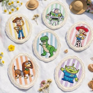 Può includere: Sei toppe ricamate ovali con personaggi di Toy Story: Woody su righe gialle, Buzz Lightyear su righe verdi, Jessie su righe rosa, Rex su righe blu, Slinky Dog su righe arancioni e un Alien su righe viola.