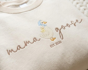 Gepersonaliseerde Mama Goose-sweater, aangepaste naam Moederdagcadeau, Mama Est 2026 geborduurde ronde hals, New Mom Goose-shirt