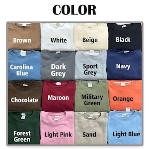 Op de afbeelding: Een raster van crewneck sweatshirts in verschillende kleuren, waaronder bruin, wit, beige, zwart, Carolina blauw, donkergrijs, sportgrijs, marine, chocolade, bordeauxrood, legergroen, oranje, bosgroen, lichtroze, zand en lichtblauw. Het woord "COLOR" staat bovenaan.