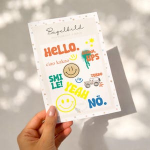 Juego de parches termoadhesivos con frases, colores neón pastel, carita sonriente y coche. Tamaño A5. Parches termoadhesivos para ropa infantil.