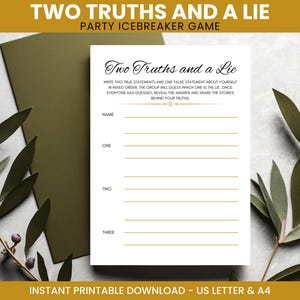 Może przedstawiać: Drukowana gra towarzyska zatytułowana "Dwa prawdy i kłamstwo". Biała karta do gry ma linie do pisania stwierdzeń, z tytułem w eleganckim skrypcie. Tło obejmuje oliwkowozielony papier i dekoracyjne liście.