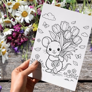 Peut inclure: Illustration en noir et blanc d'une mignonne souris tenant un bouquet de tulipes. La souris est assise dans une zone herbeuse avec des fleurs et des papillons. Le fond est une surface en bois avec des fleurs.