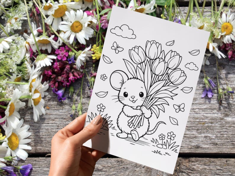 Peut inclure: Illustration en noir et blanc d'une mignonne souris tenant un bouquet de tulipes. La souris est assise dans une zone herbeuse avec des fleurs et des papillons. Le fond est une surface en bois avec des fleurs.