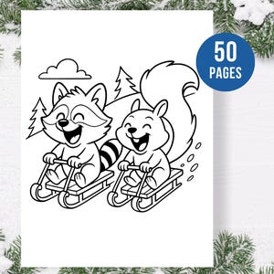 Pu&ograve; includere: Illustrazione in bianco e nero di un procione e uno scoiattolo che vanno in slitta gi&ugrave; per una collina innevata. L'immagine &egrave; una pagina da colorare con il testo "50 PAGES" in un cerchio blu.
