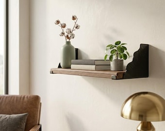 Walnotenhouten wandplank met decoratieve zwarte haken, handgemaakte opberger voor badkamer en keuken