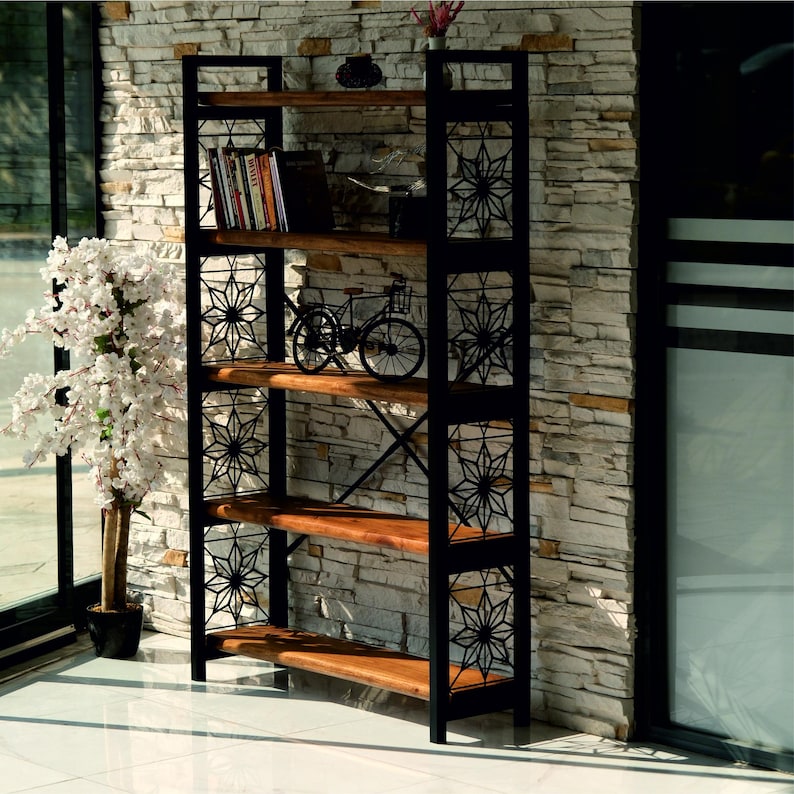Puede incluir: Estanter&iacute;a alta de metal negro y madera con cinco estantes. Los estantes de madera son de color marr&oacute;n claro. Los lados de la estanter&iacute;a tienen dise&ntilde;os de estrellas. Una peque&ntilde;a bicicleta decorativa y libros est&aacute;n en los estantes.