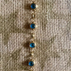 Preciosa pulsera de acero inoxidable con dijes de ojo azul: Protección. MAL DE OJO