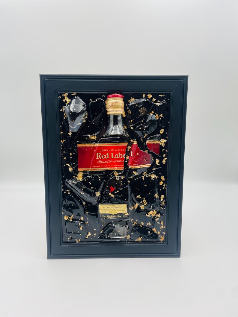 K&ouml;nnte beinhalten: Rustikales Holzschild mit dem Text "Welcome to our home" in handschriftlichem Stil. Das Schild hat eine Used-Optik und ein schlichtes, einladendes Design, perfekt f&uuml;r eine Veranda oder einen Eingangsbereich.