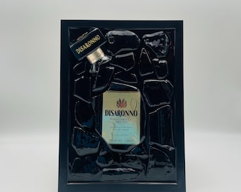 Decoración de pared con resina epoxi y diseño de botella rota de Disaronno