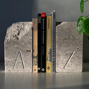 Suporte para livros em pedra com letras esculpidas à mão / Suporte para livros em calcário esculpido / Elegância artesanal / Suporte para livros rústico / Presente para amantes de livros