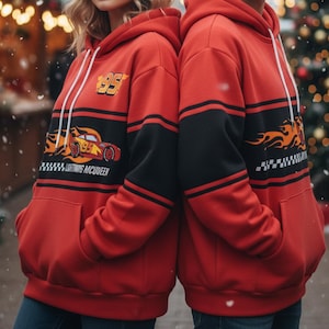 ライトニング・マックィーン フレイムス オールオーバープリント パーカー、スピード・ユー・アー・スピード95 パーカー、ピクサー・カーズ レーストラック パーカー、ラジエーター・スプリングス プルオーバー 画像 1