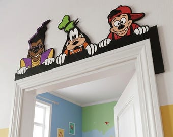 Könnte beinhalten: Ein dekorativer Türrahmenaufsatz mit drei Zeichentrickfiguren: Max, Goofy und Pete. Die Figuren schauen über einen schwarzen Rahmen. Die Figuren befinden sich in einem Kinderzimmer.
