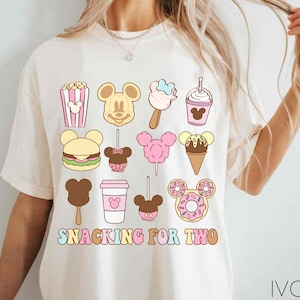 Camiseta de snacks de parque temático, camiseta de embarazo "Snacking For Two", camiseta con estampado de comida inspirada en un lindo ratón, regalo para futura mamá