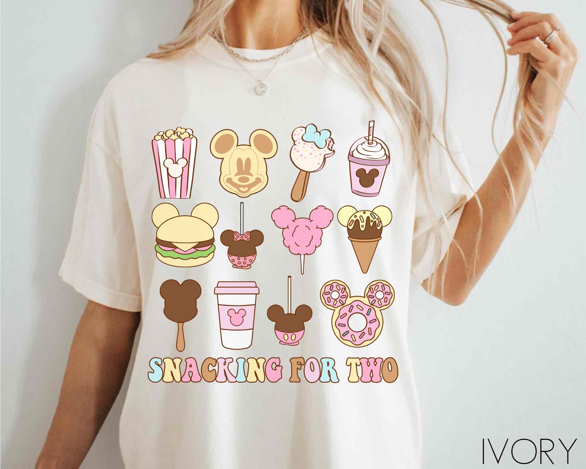 Chemise collations collations pour deux Mickey pastel, T-shirt Disney Food Mom to Be, chemises de maternité Disney, faire-part de grossesse Disney 2025