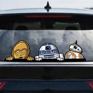 Może przedstawiać: Biały ceramiczny kubek z czarnym uchwytem i napisem "But First, Coffee" w stylu odręcznym. Kubek ma około 10 cm wysokości i mieści około 350 ml płynu.