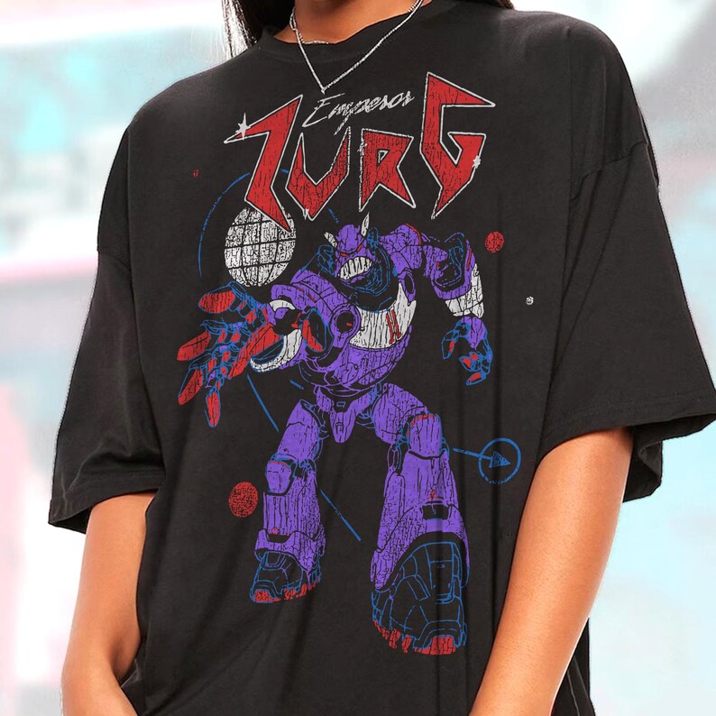 Puede incluir: Camiseta negra con un dise&ntilde;o del Emperador Zurg, un robot morado con detalles rojos y azules. El texto "Emperor Zurg" est&aacute; impreso en rojo sobre el robot. La camiseta tiene un aspecto vintage y desgastado.