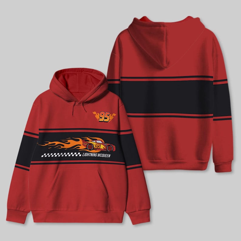 以下が含まれることがあります： 黒のストライプと炎の赤いレーシングカーのグラフィック、そして「ライトニング・マックィーン」の文字と「95」の数字がプリントされた赤いフード付きスウェットシャツ。