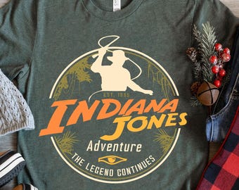 レトロインディ・ジョーンズ・アドベンチャー1995年設立Tシャツ、伝説は続くTシャツ、インディ・ジョーンズファンTシャツ、ディズニーランド旅行Tシャツ、マジックキングダムTシャツ