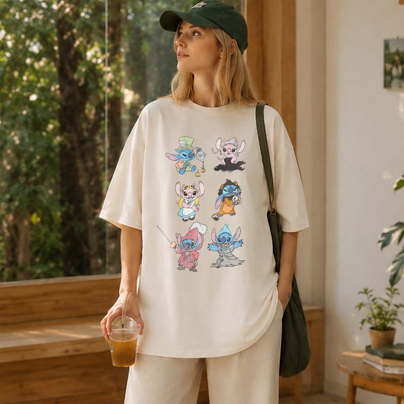 Puede incluir: Una camiseta de color crema de corte oversize con un estampado gr&aacute;fico de seis personajes de dibujos animados diferentes con varios disfraces. La camiseta tiene mangas cortas y cuello redondo, ofreciendo un ajuste relajado.