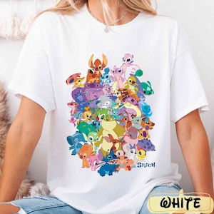 K&ouml;nnte beinhalten: Wei&szlig;es T-Shirt mit einem bunten Grafikdruck von Stitch und anderen Charakteren aus dem Disney-Film Lilo & Stitch. Der Text "Stitch" ist in Schwarz am unteren Rand des Grafikdrucks gedruckt.