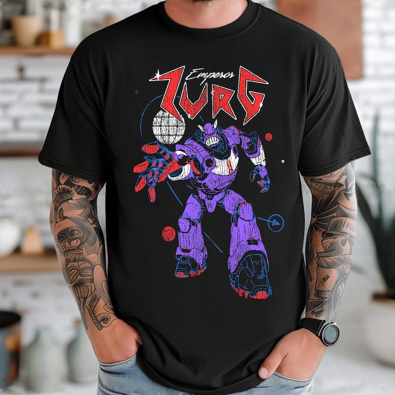 Puede incluir: Camiseta negra con un gr&aacute;fico de un robot morado y el texto "Zurg Emperors" en rojo y blanco. El dise&ntilde;o del robot incluye detalles rojos y azules, sobre un fondo de formas geom&eacute;tricas.