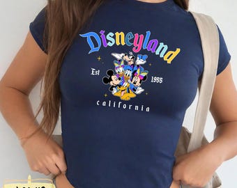 ミッキーと仲間たちのディズニーランド 1955 ベビーTシャツ、ディズニー70周年記念クロップドタンクトップ、プラチナセレブレーションクロップTシャツ、ディズニーランド旅行 2026