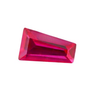 Puede incluir: Una piedra preciosa facetada de color rojo intenso con forma rectangular.