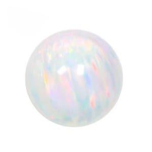 Puede incluir: Una gema de ópalo blanca y redonda con destellos iridiscentes de color. El ópalo tiene una superficie lisa y pulida y refleja la luz en una variedad de tonos, incluyendo rosa, azul y verde. La gema está sobre un fondo blanco.