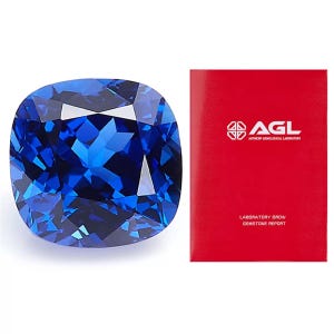 Puede incluir: Una piedra preciosa de talla cojín azul oscuro con un informe de gema de cultivo en laboratorio de los American Gemological Laboratories (AGL).