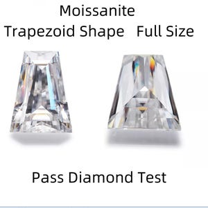 Peut inclure: Deux pierres précieuses en moissanite de forme trapézoïdale, une de chaque côté de l'image. Le texte "Moissanite Trapezoid Shape Full Size Pass Diamond Test" est situé sous les pierres précieuses.