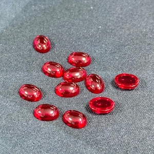 Rubino rosso sangue di piccione coltivato in laboratorio, forma ovale cabochon, retro piatto, gemma sciolta per gioielli pregiati (6x8~20x30 mm)