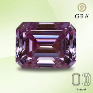 Puede incluir: Una gema facetada con corte esmeralda de color rosa púrpura. La gema tiene forma rectangular con esquinas cortadas y reflejos internos. La imagen incluye el texto "GRA" y un diagrama etiquetado como "Emerald".