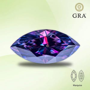 Peut inclure: Une pierre précieuse de taille marquise aux couleurs violettes, bleues et roses. La gemme facettée est posée sur un fond vert clair, avec le logo GRA et un schéma du style de taille.