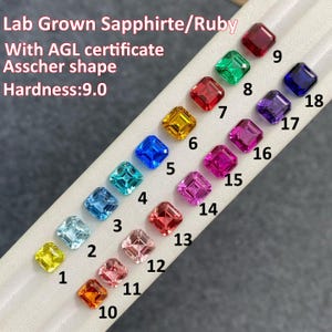 Peut inclure: Des saphirs et rubis de laboratoire de taille Asscher de différentes couleurs, dont le jaune, le bleu, le rose et le rouge. L'image comprend le texte "Lab Grown Sapphirte/Ruby" et "With AGL certificate Asscher shape Hardness:9.0".